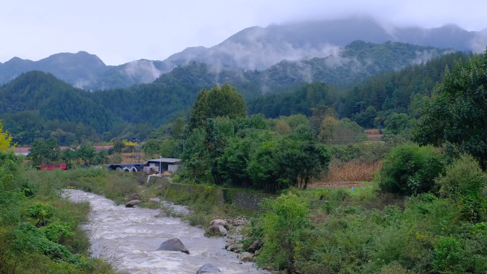 山中的乡村田园绝美风光视频的预览图