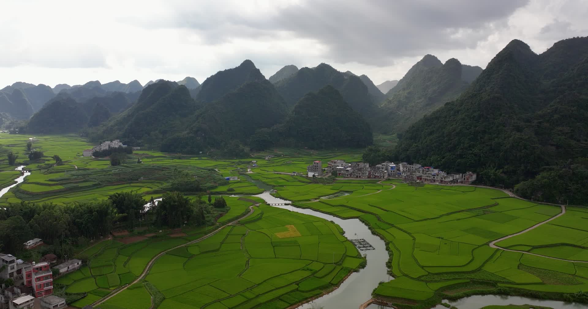 航拍广西靖西平江村群山自然风光视频的预览图