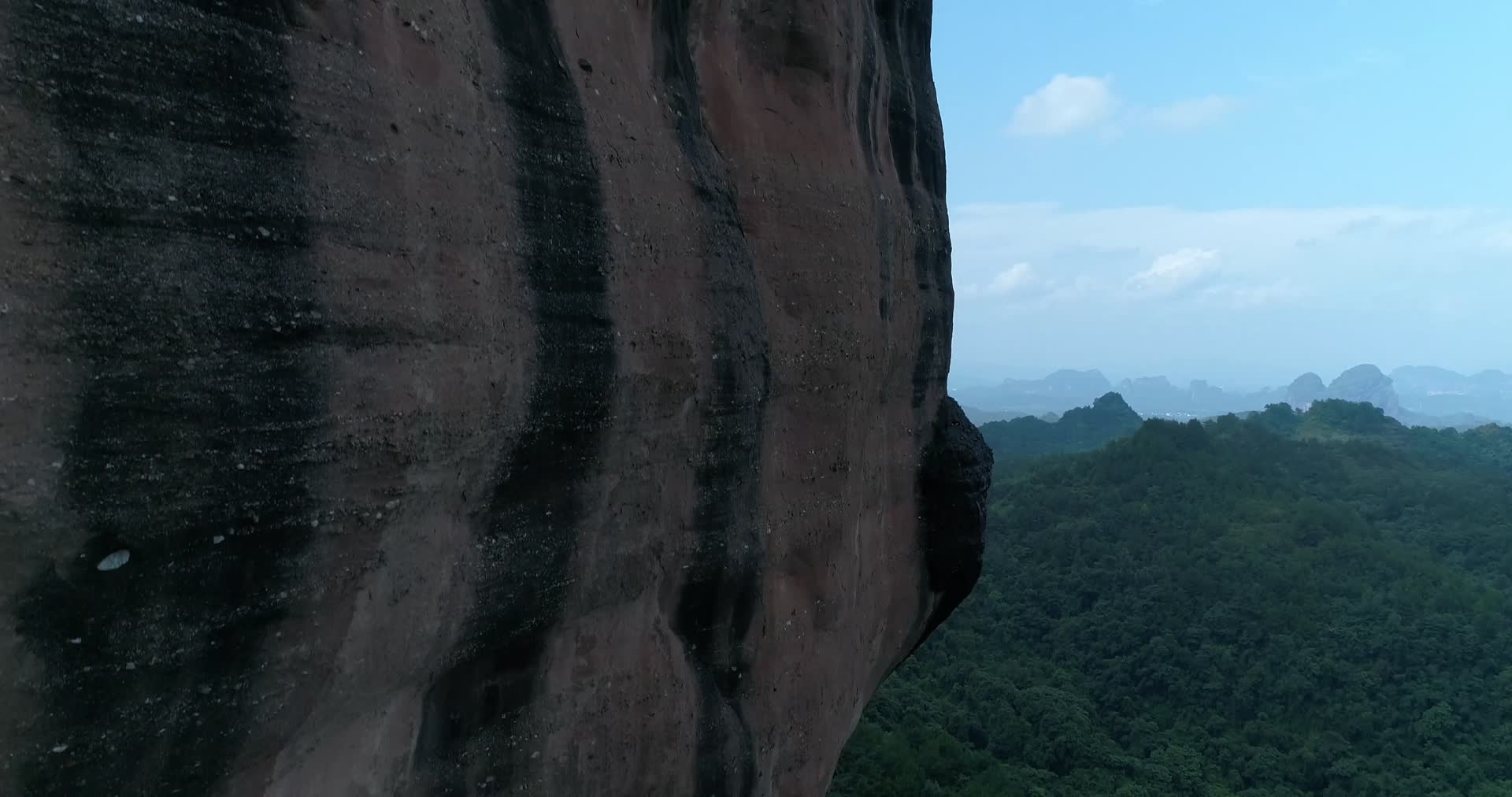 C五仙岩岩壁4k航拍视频视频的预览图