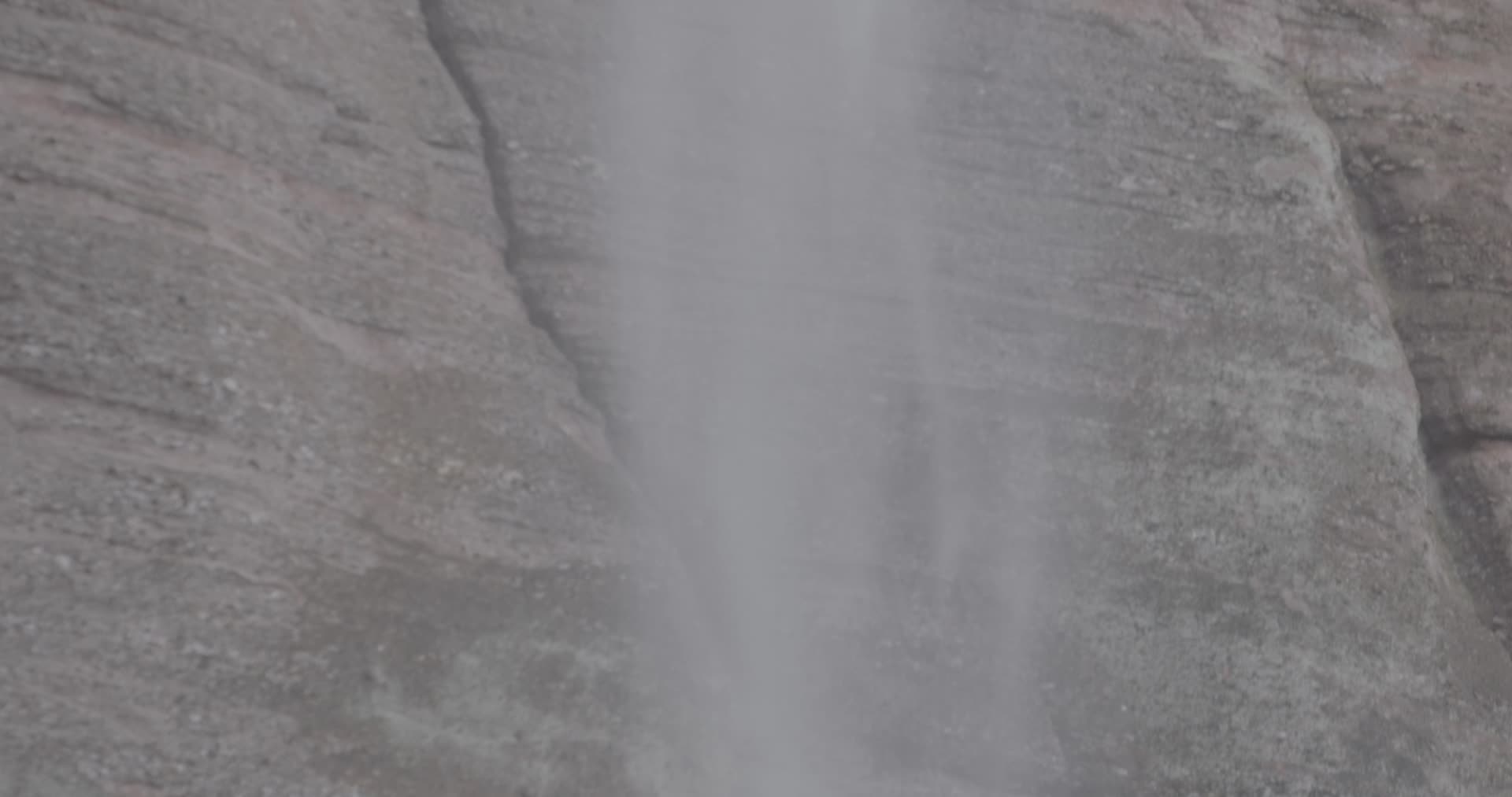 C丹霞山马尾泉瀑布多角度高清特写视频视频的预览图