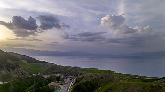延时航拍新疆赛里木湖晚霞视频的预览图
