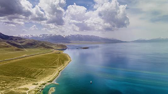 延时航拍新疆赛里木湖绝美倒影视频的预览图