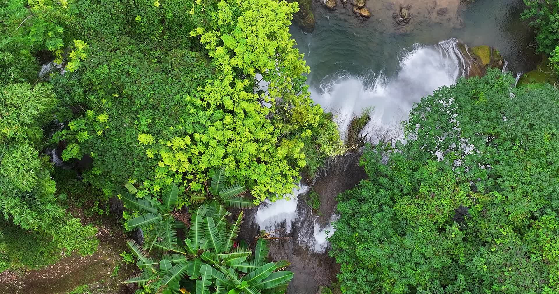 航拍广西靖西三叠岭瀑布自然风光视频的预览图