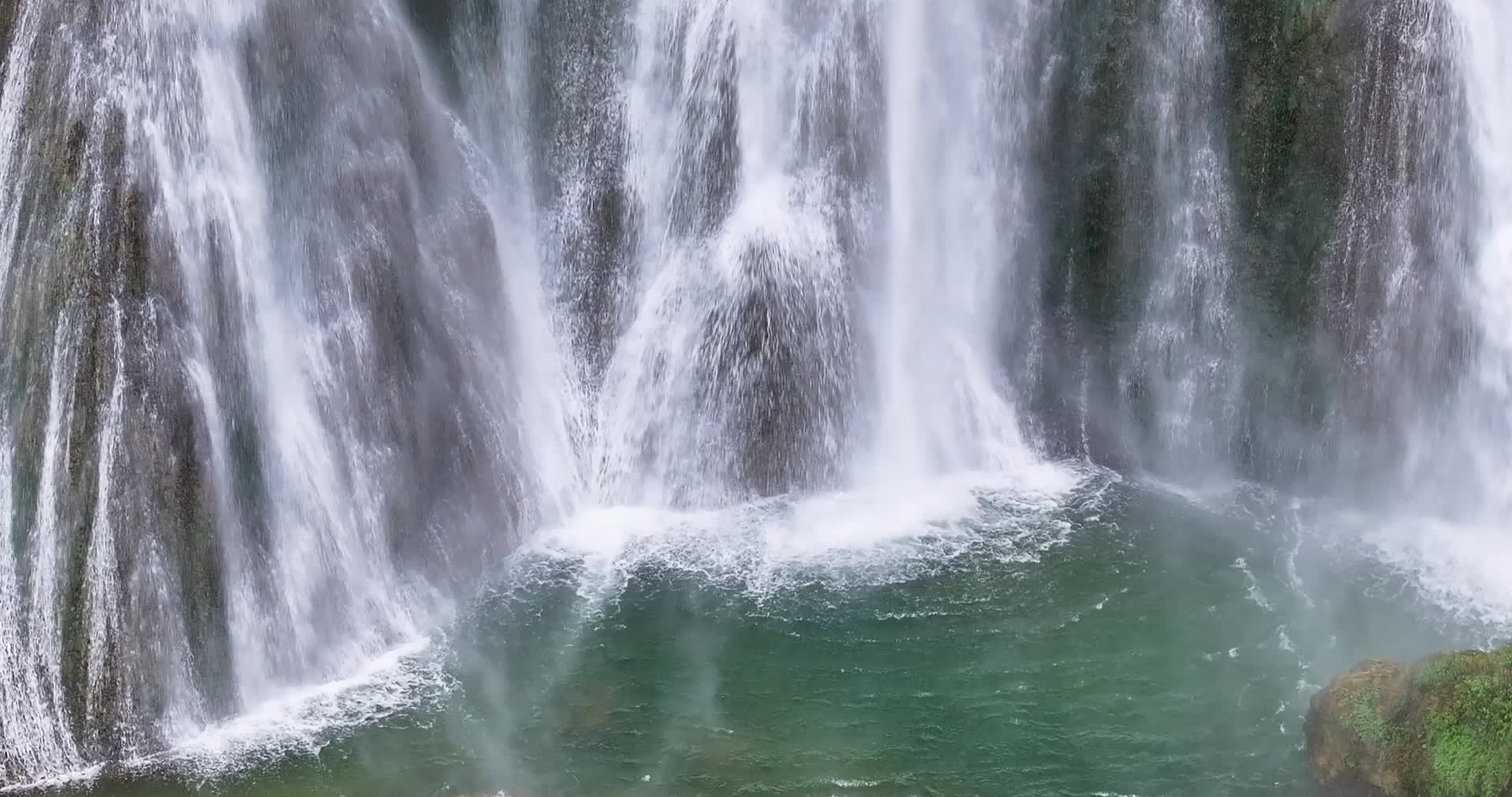 航拍广西靖西三叠岭瀑布风光视频的预览图