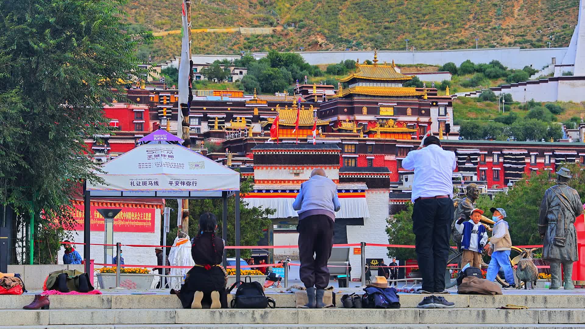 西藏日喀则扎什伦布寺磕长头藏传佛教视频的预览图