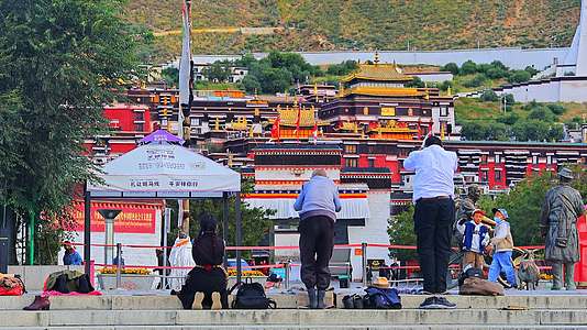 西藏日喀则扎什伦布寺磕长头藏传佛教视频的预览图