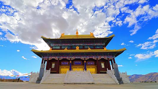 珠穆朗玛关帝庙延时蓝天白云关帝庙喜马拉雅西藏视频的预览图