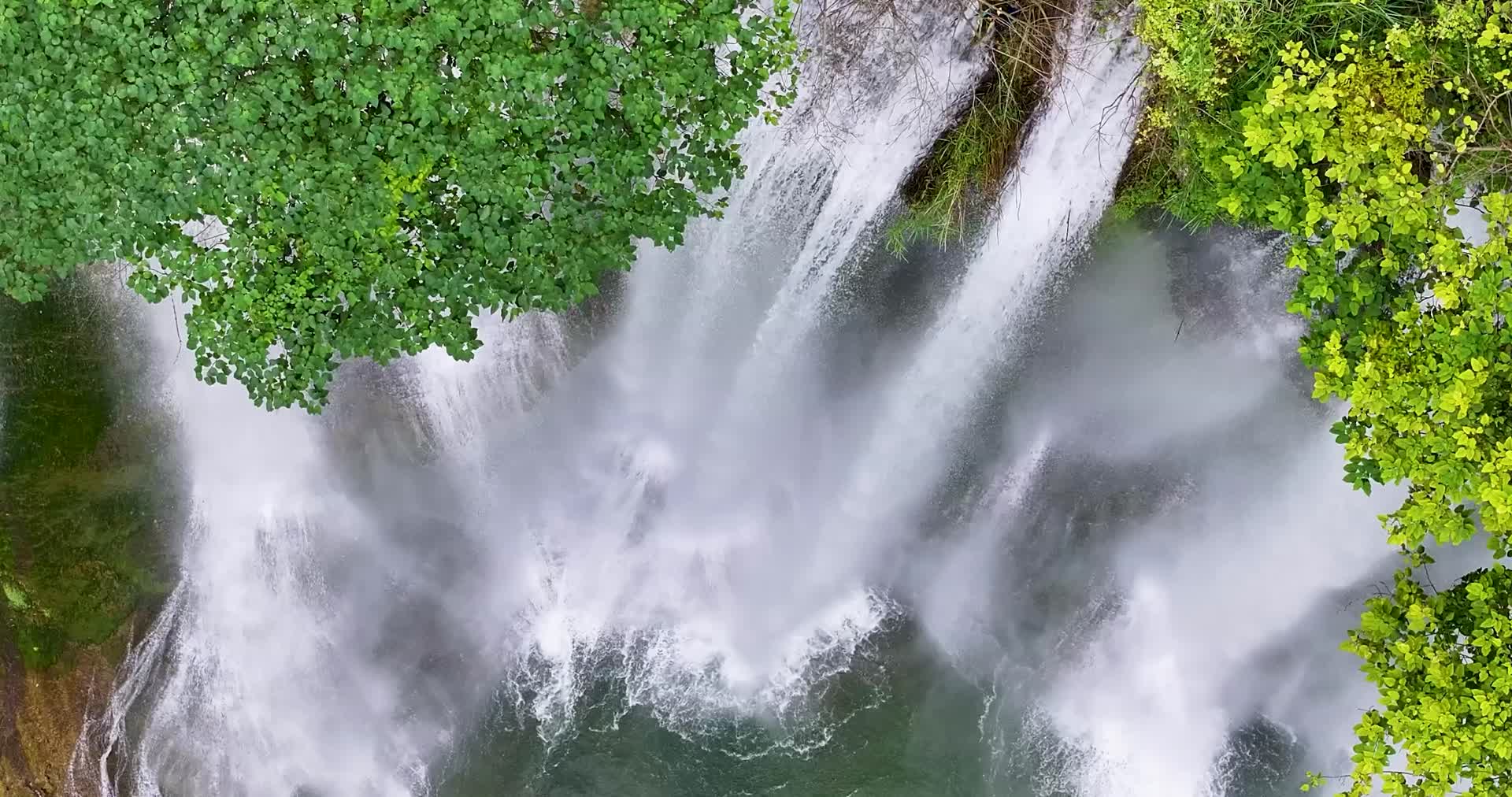 航拍广西靖西三叠岭飞瀑风光视频的预览图