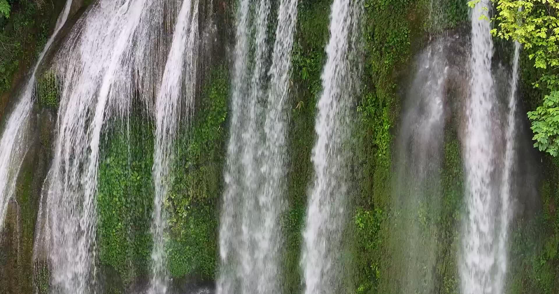 航拍广西靖西三叠岭瀑布视频的预览图