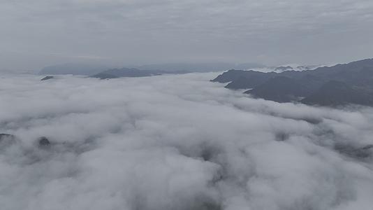 武陵山区乡村清晨雾景无人机4K实拍视频视频的预览图