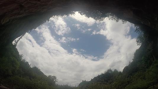 C安徽黄山山洞天空高清延时视频的预览图