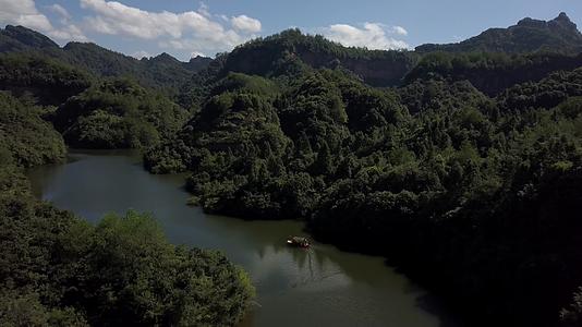 C安徽黄山湖水蓝天白云4k航拍视频的预览图