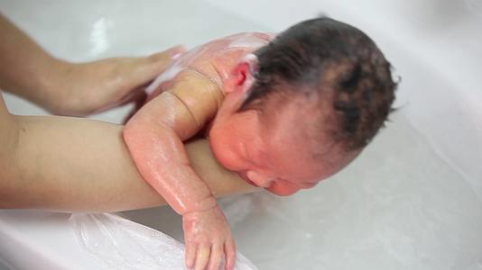 婴儿新生儿小宝宝胎儿孕妇怀孕洗澡医院妇产视频的预览图