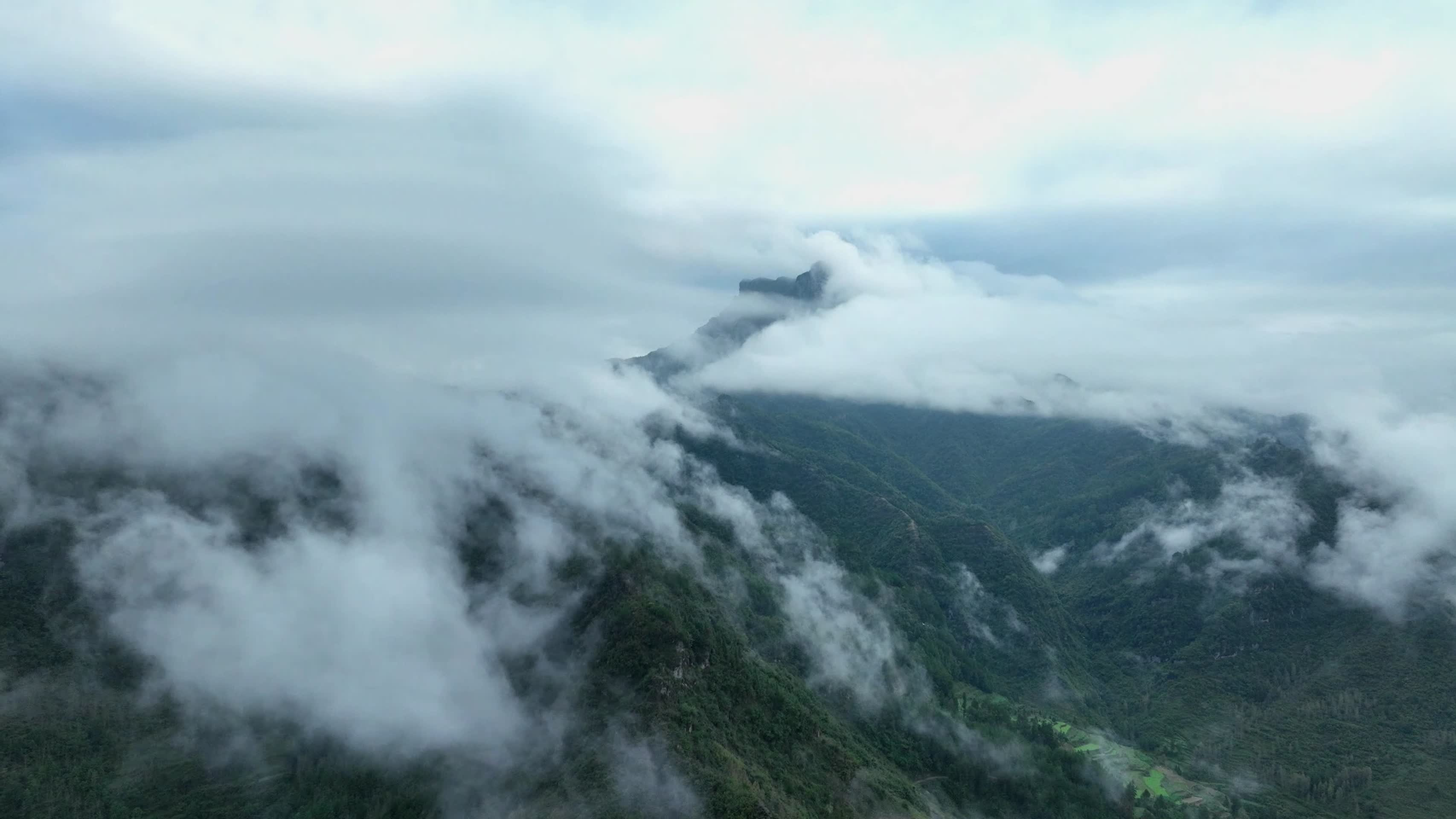 1080P武陵山区秋雨秋雾绕山峦延时摄影视频的预览图