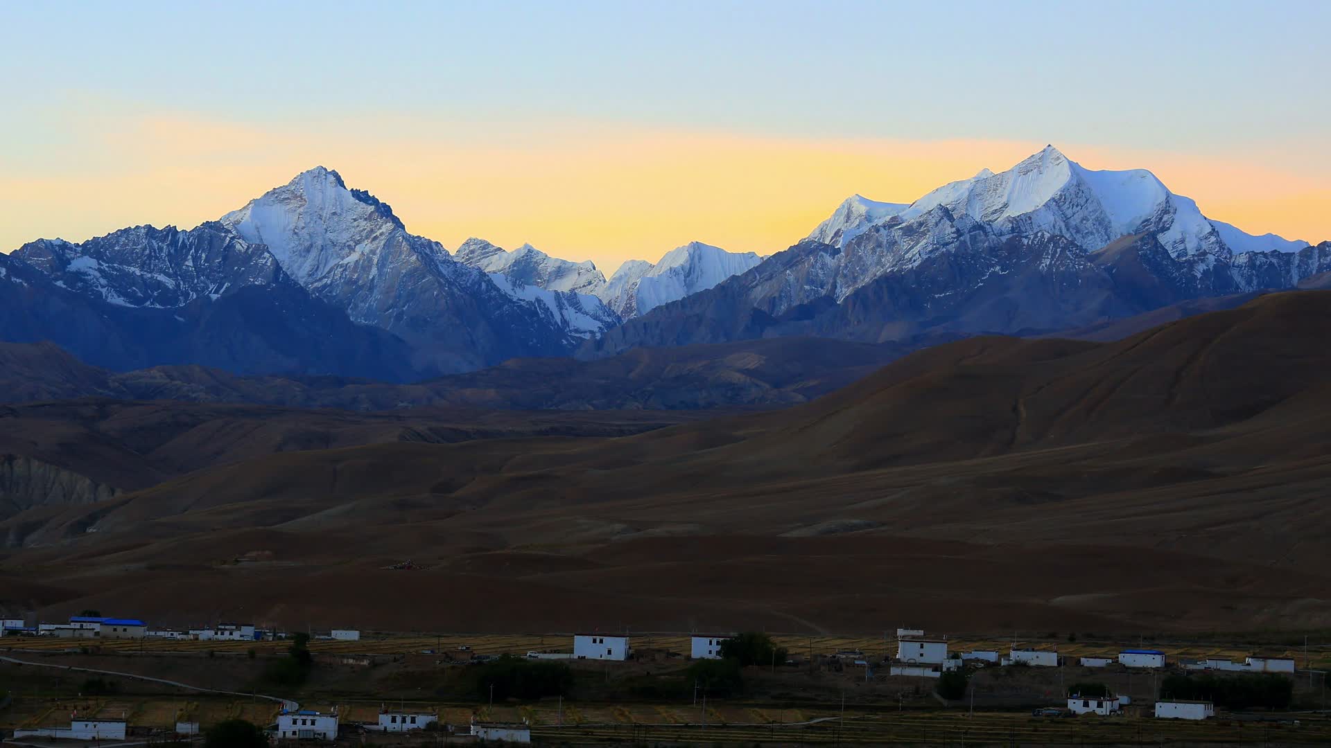 航拍延时西藏阿里普兰县城清晨孔雀河视频的预览图