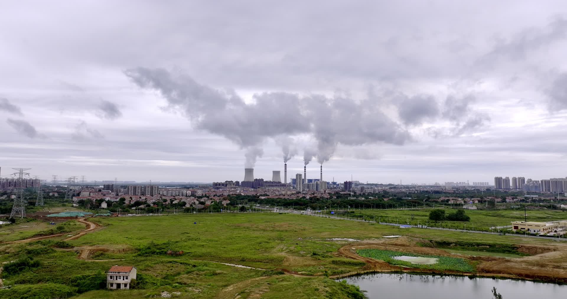 武汉湖北能源火力发电电力发电火力发电厂冷却塔破环环境碳排放污染视频的预览图