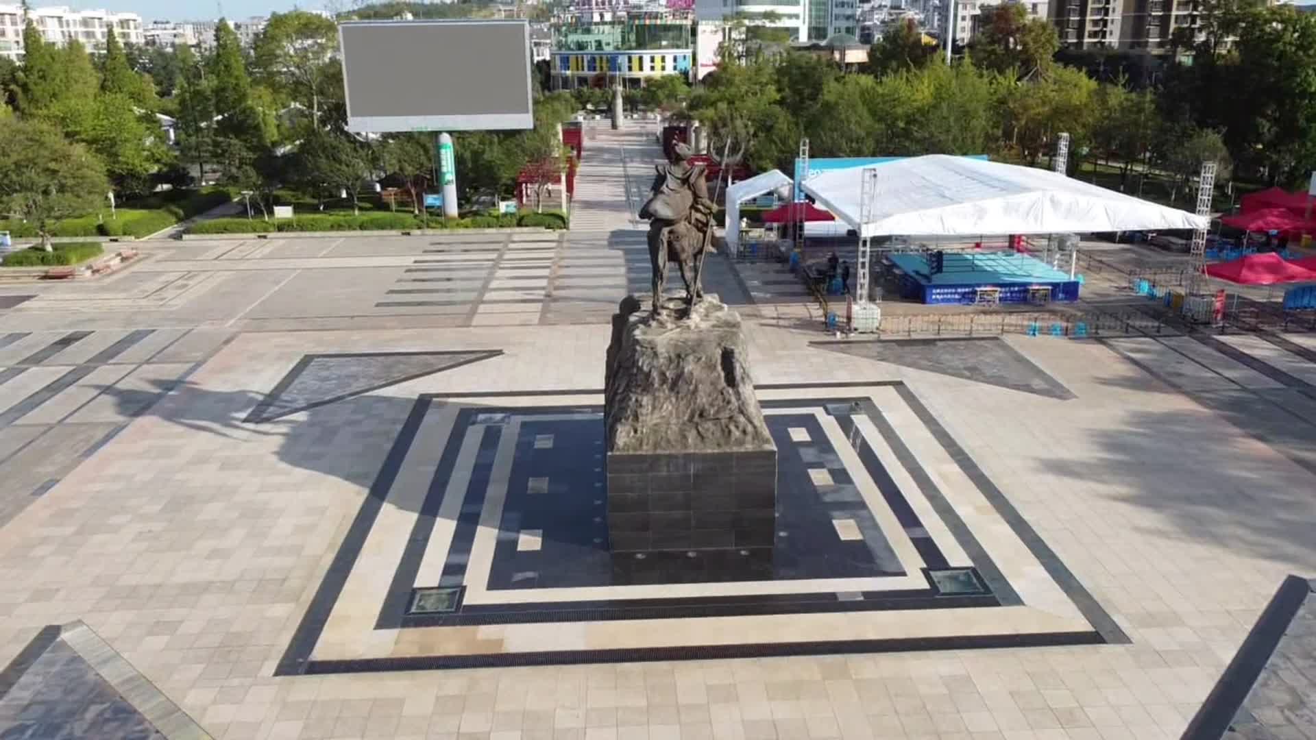 曲靖市师宗县师宗雕像民族广场航拍视频的预览图