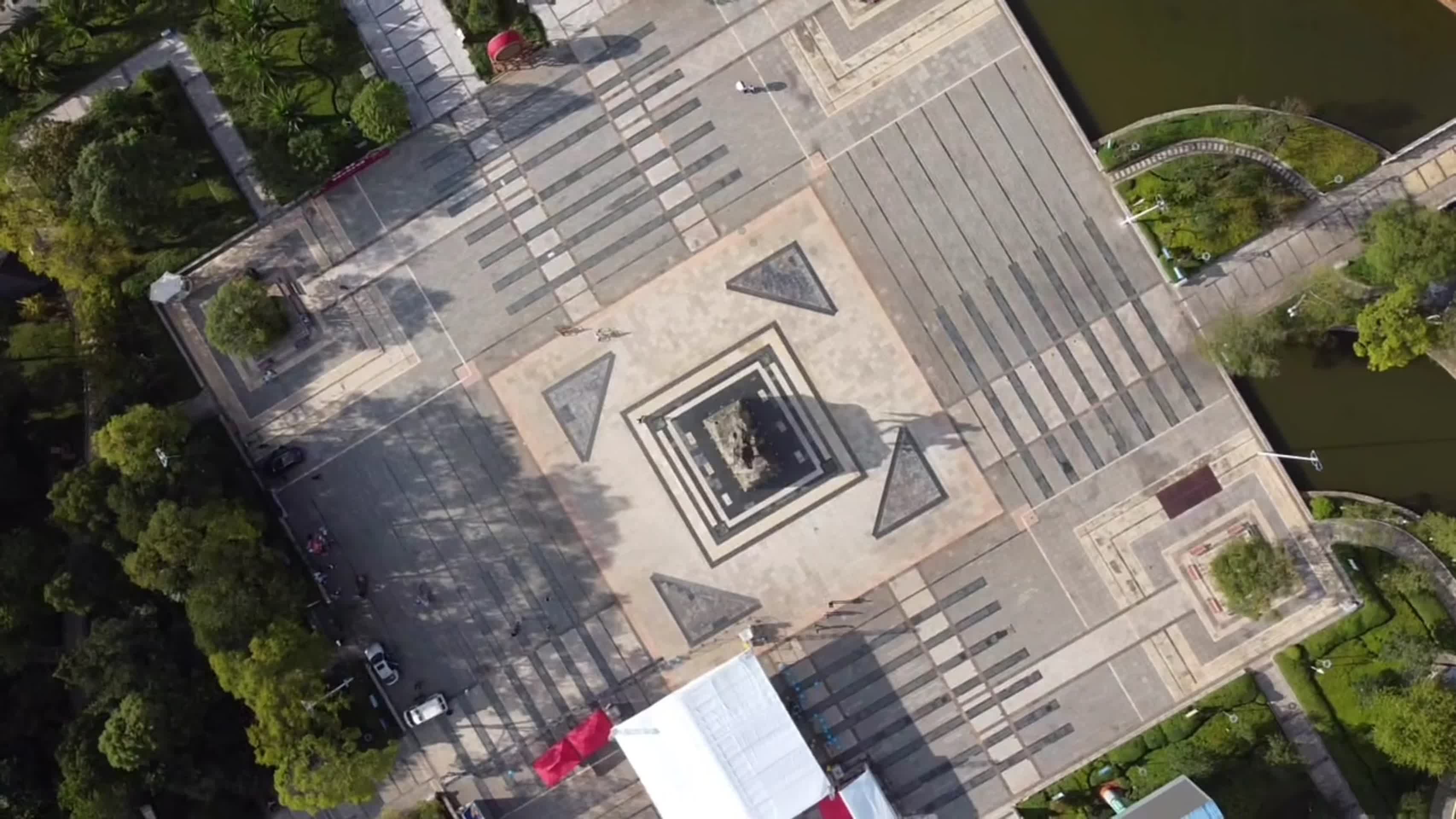 曲靖市师宗县师宗雕像民族广场航拍视频的预览图