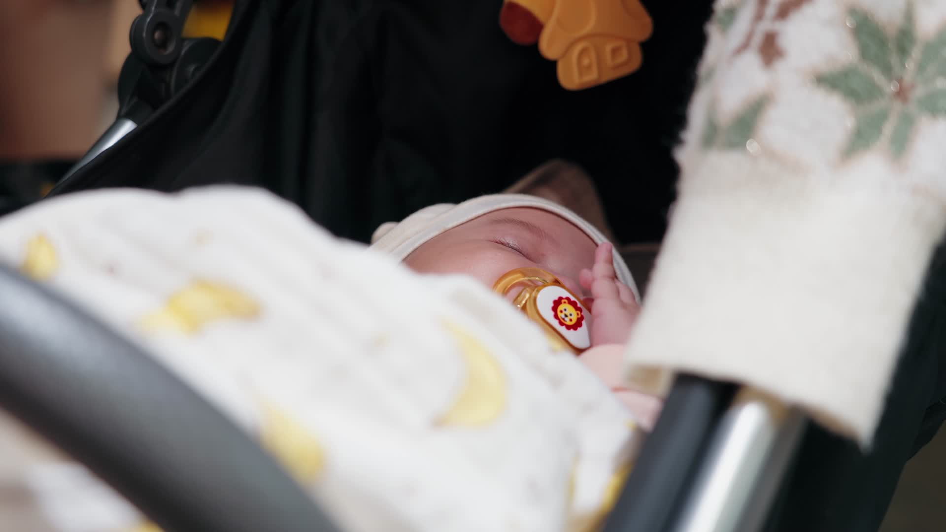 一个正在睡觉的婴儿吮吸奶嘴的特写镜头奶嘴视频的预览图