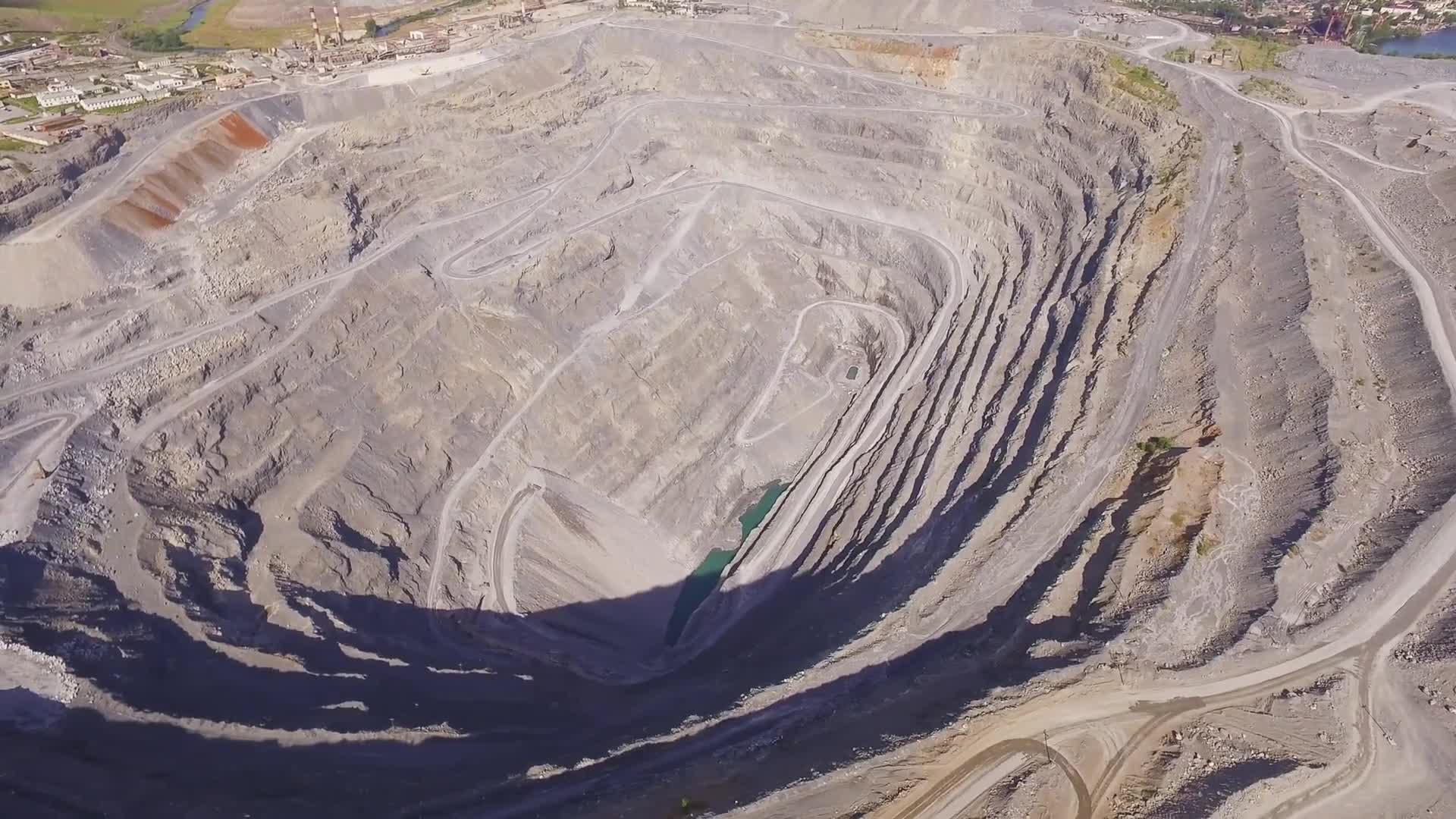 壮观的矿坑航拍视频视频的预览图
