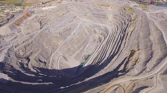 壮观的矿坑航拍视频视频的预览图