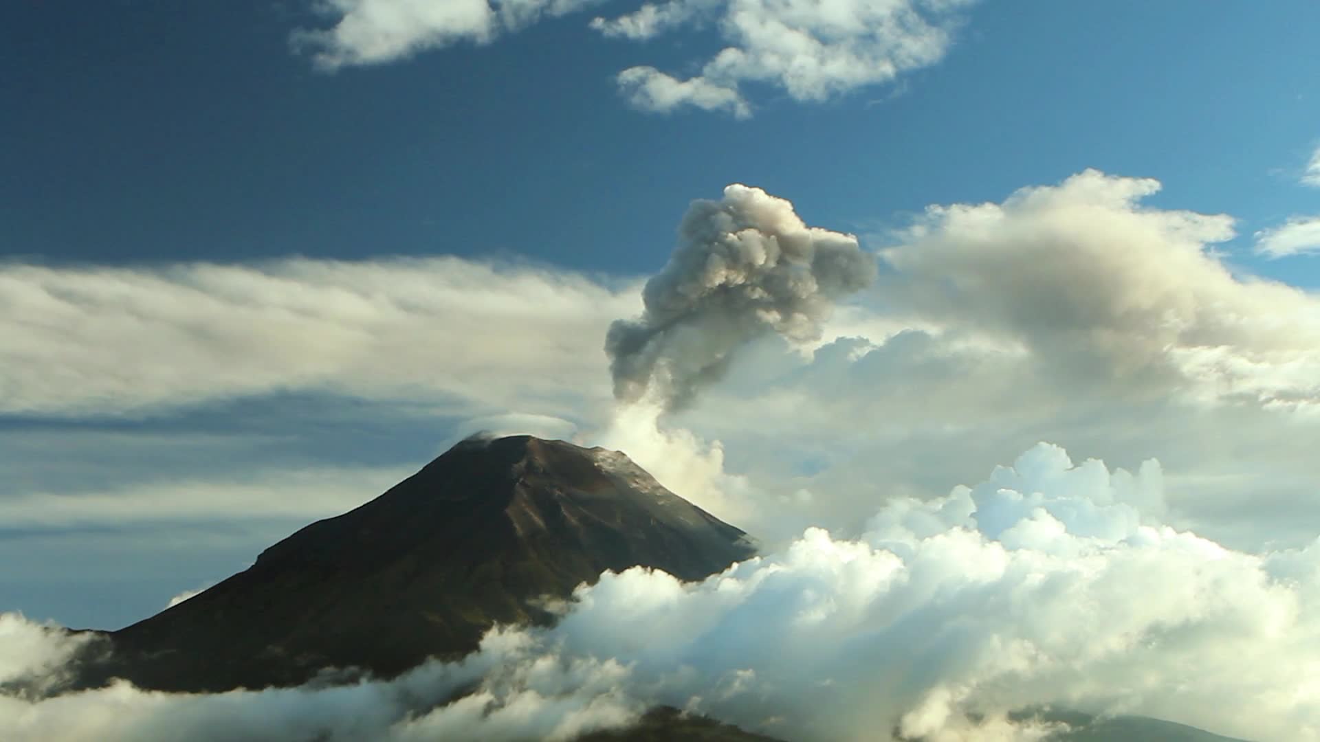火山喷发天空云层大自然美景视频视频的预览图