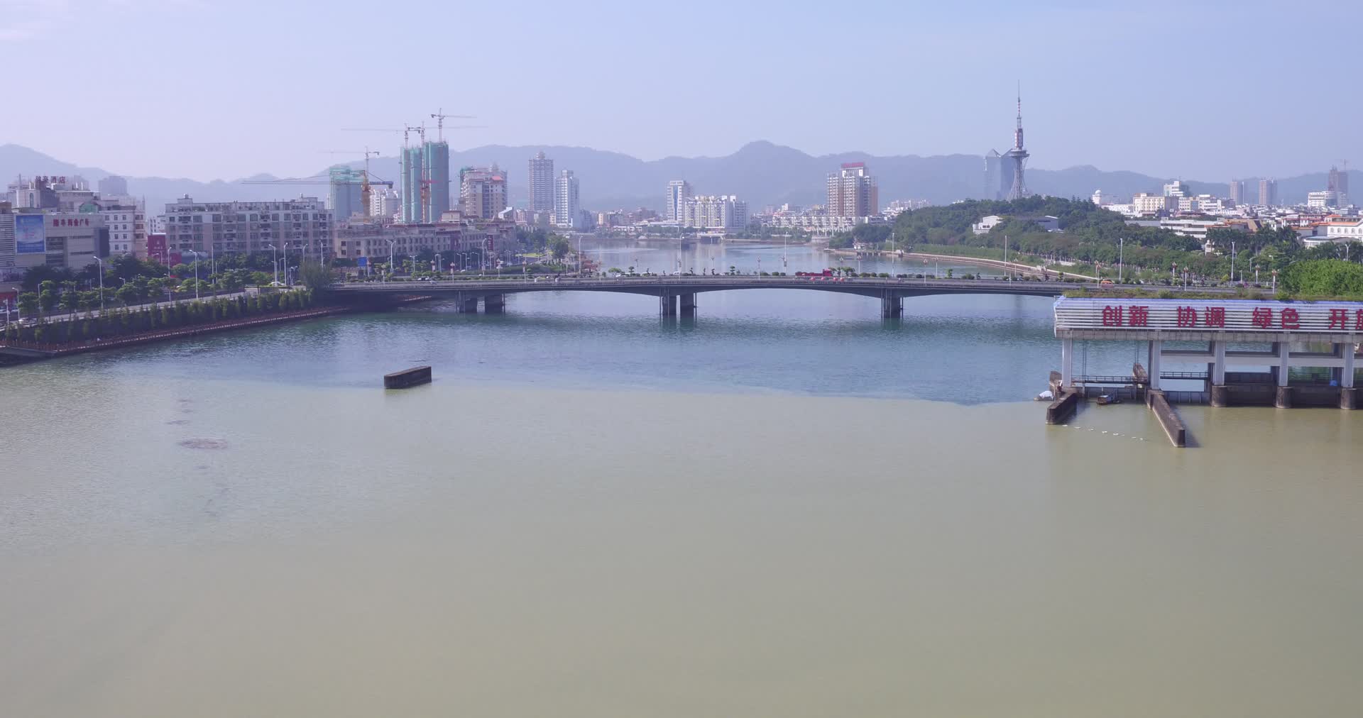 航拍广东河源市源城区视频视频的预览图