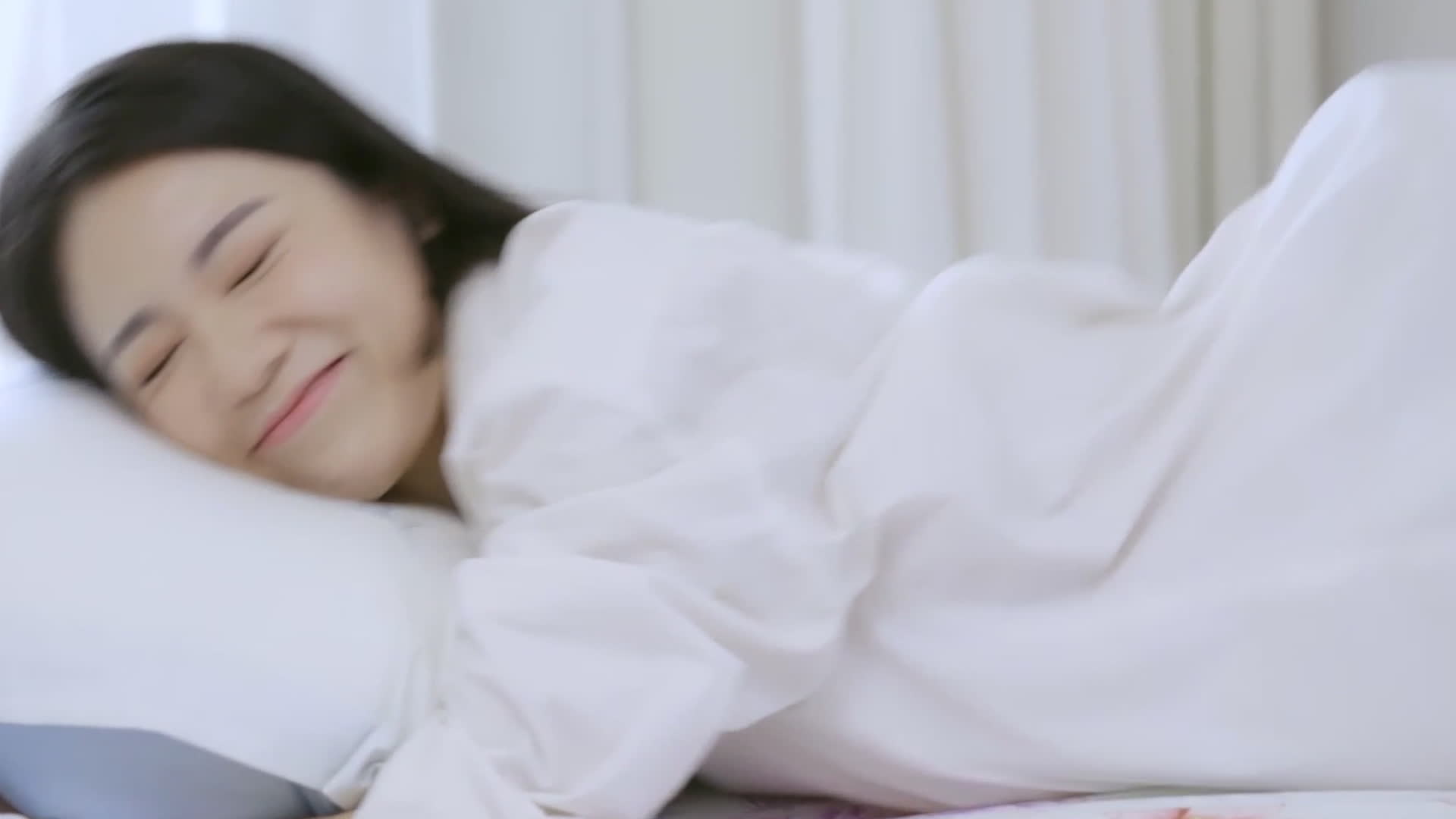 美女睡觉起床特写床品宣传视频视频的预览图
