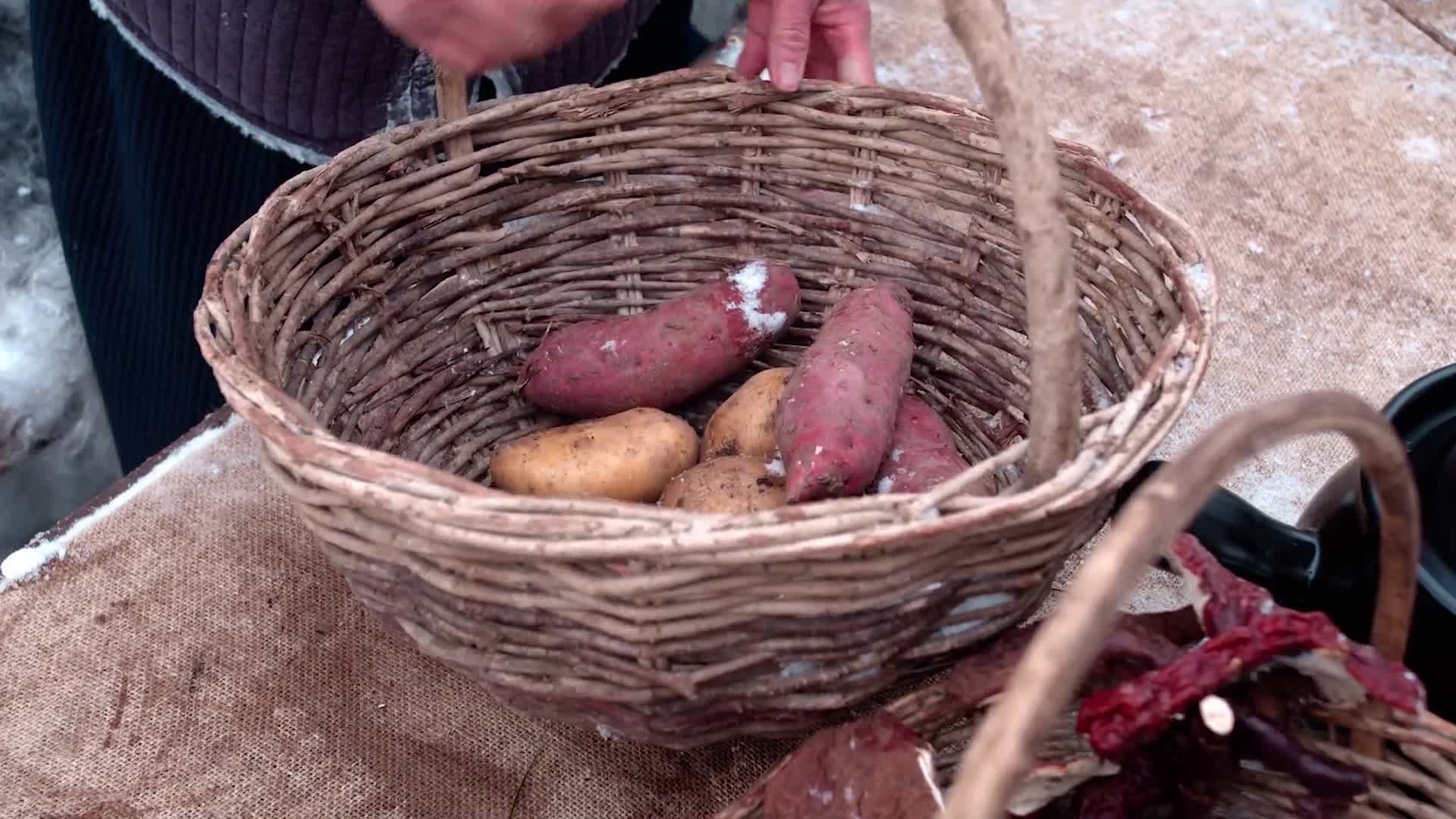 炭火柴火传统烤红薯烤土豆人物生活视频视频的预览图