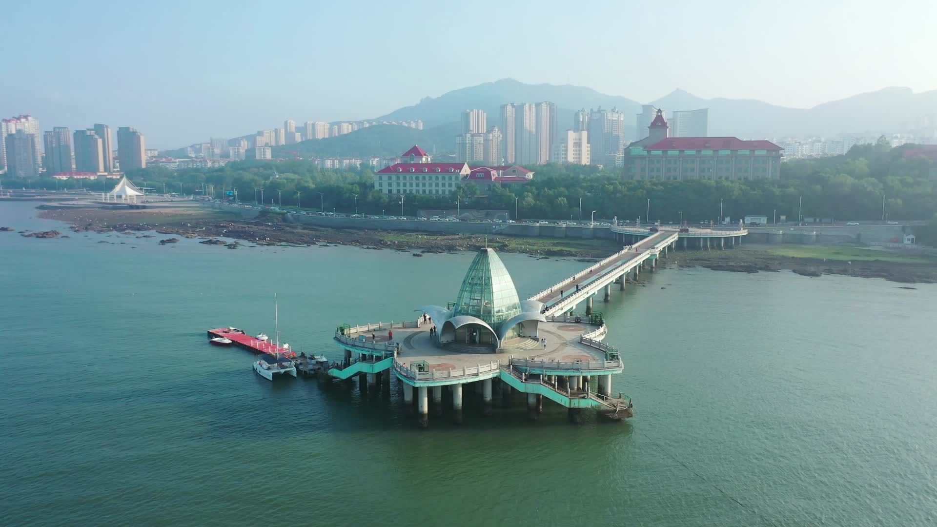 航拍烟台东山栈桥旅游宣传景观视频视频的预览图