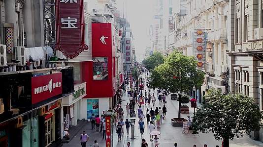 武汉江汉路步行街江汉关大楼商业街视频视频的预览图