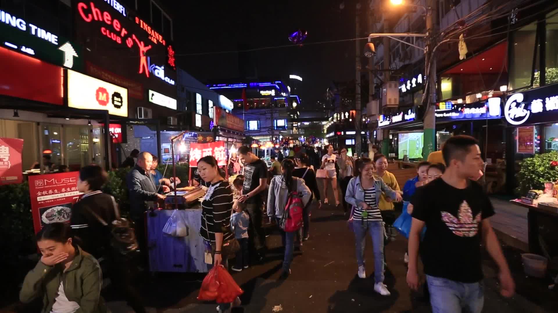 地摊夜市小吃热闹人群人流视频视频的预览图
