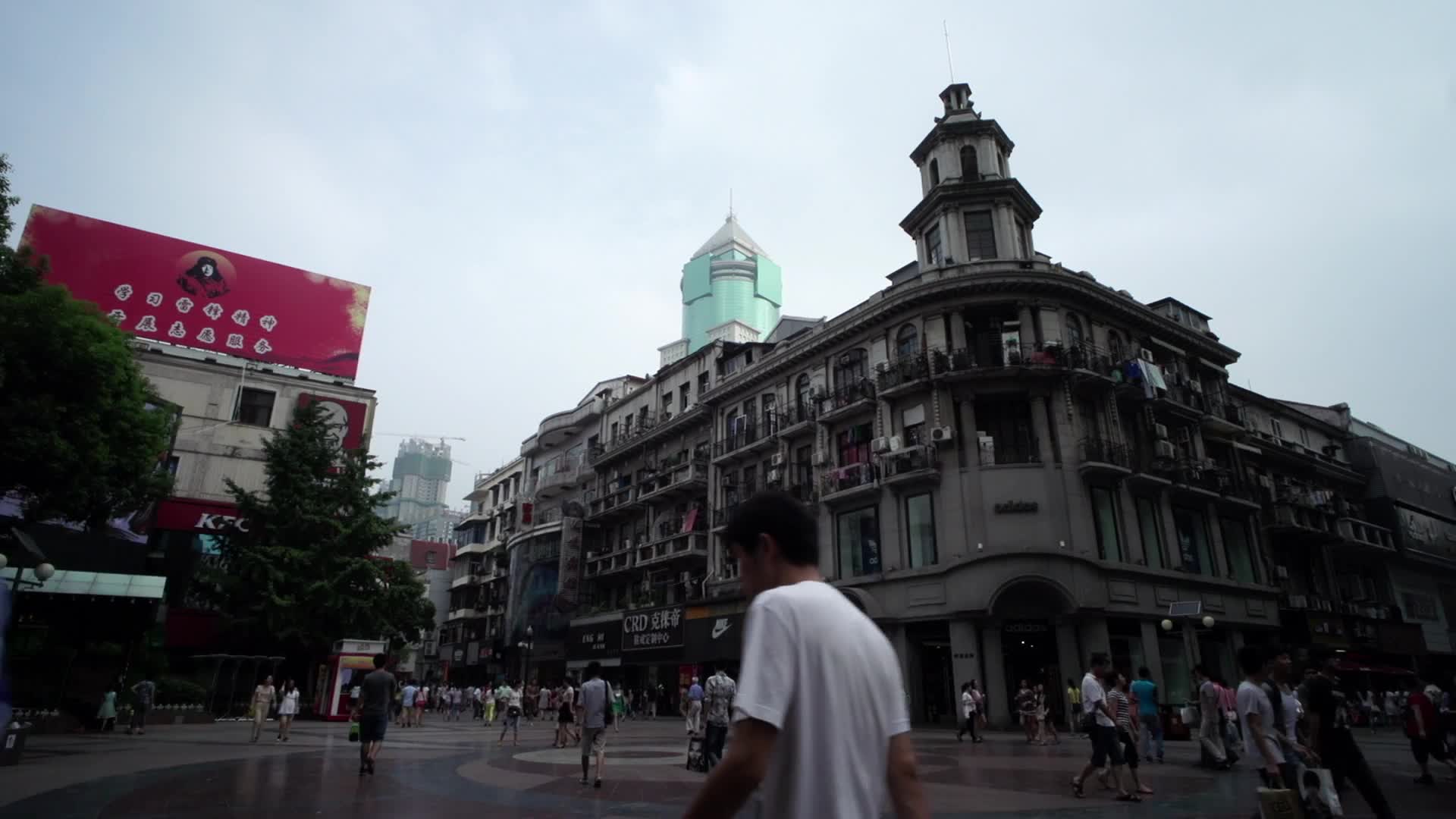 武汉步行街江汉关大楼人群出行视频视频的预览图