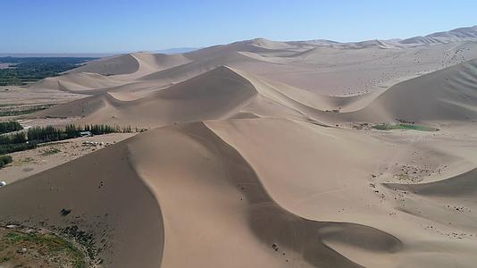 4k最新航拍敦煌沙漠小月牙泉视频的预览图