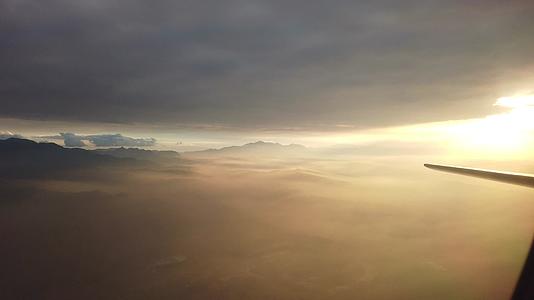 飞机云海夕阳高山航拍视频的预览图