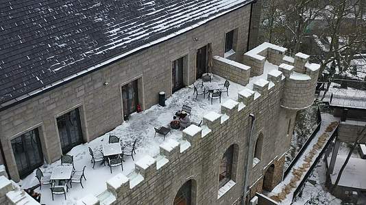 607冬天下雪天城堡里喝茶品茶视频的预览图