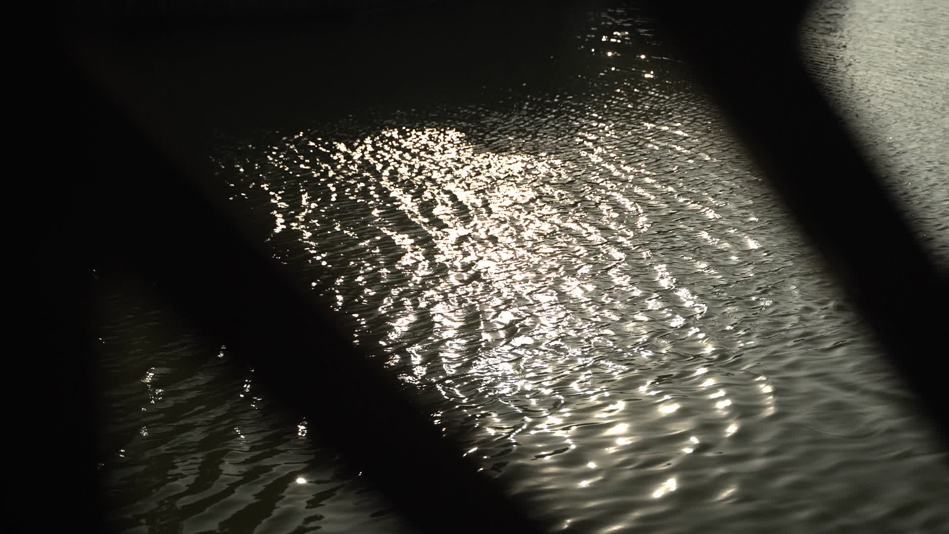 708合集走在水上廊道古亭子夕阳波光粼粼视频的预览图