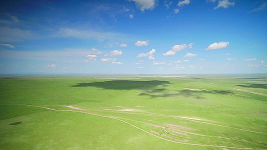内蒙古呼伦贝尔蒙古包大草原蒙古蓝天航拍视频的预览图
