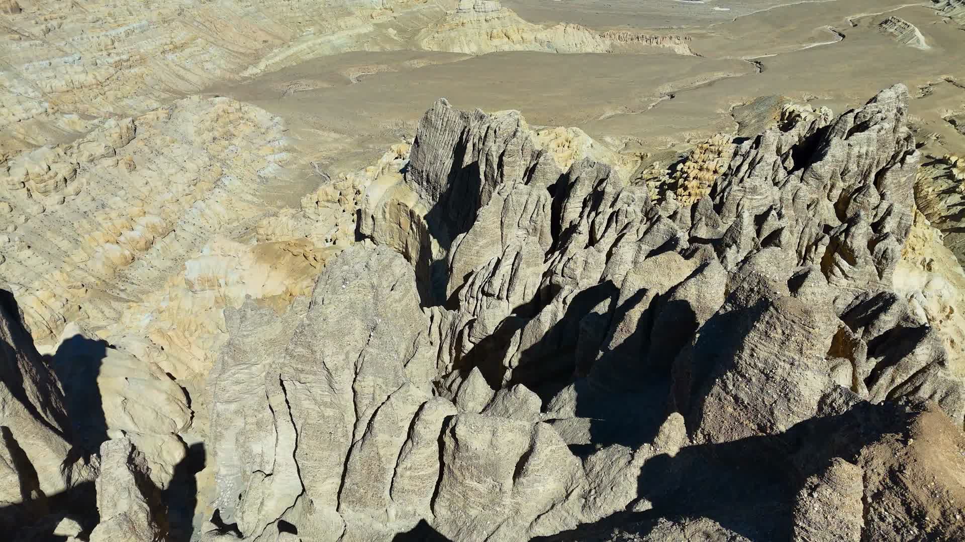 航拍西藏阿里札达土林玛郎峡谷观景台视频的预览图