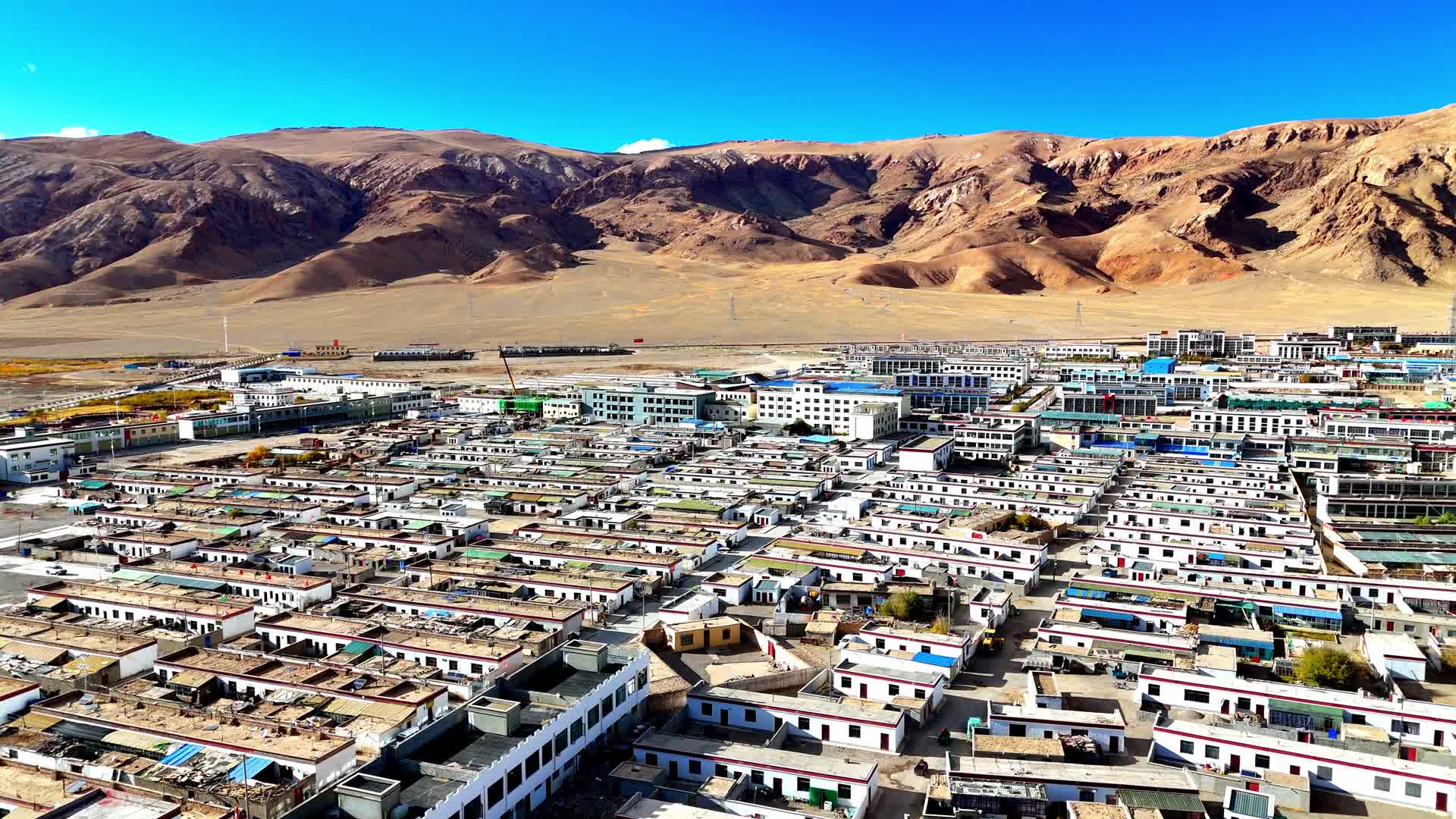 航拍西藏阿里狮泉河镇噶尔县视频的预览图