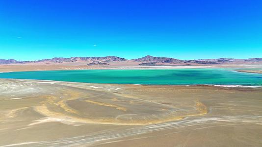 航拍西藏阿里革吉县聂尔错盐湖视频的预览图