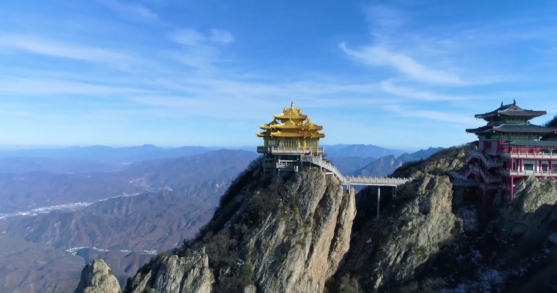 航拍洛阳老君山金殿寺庙视频的预览图