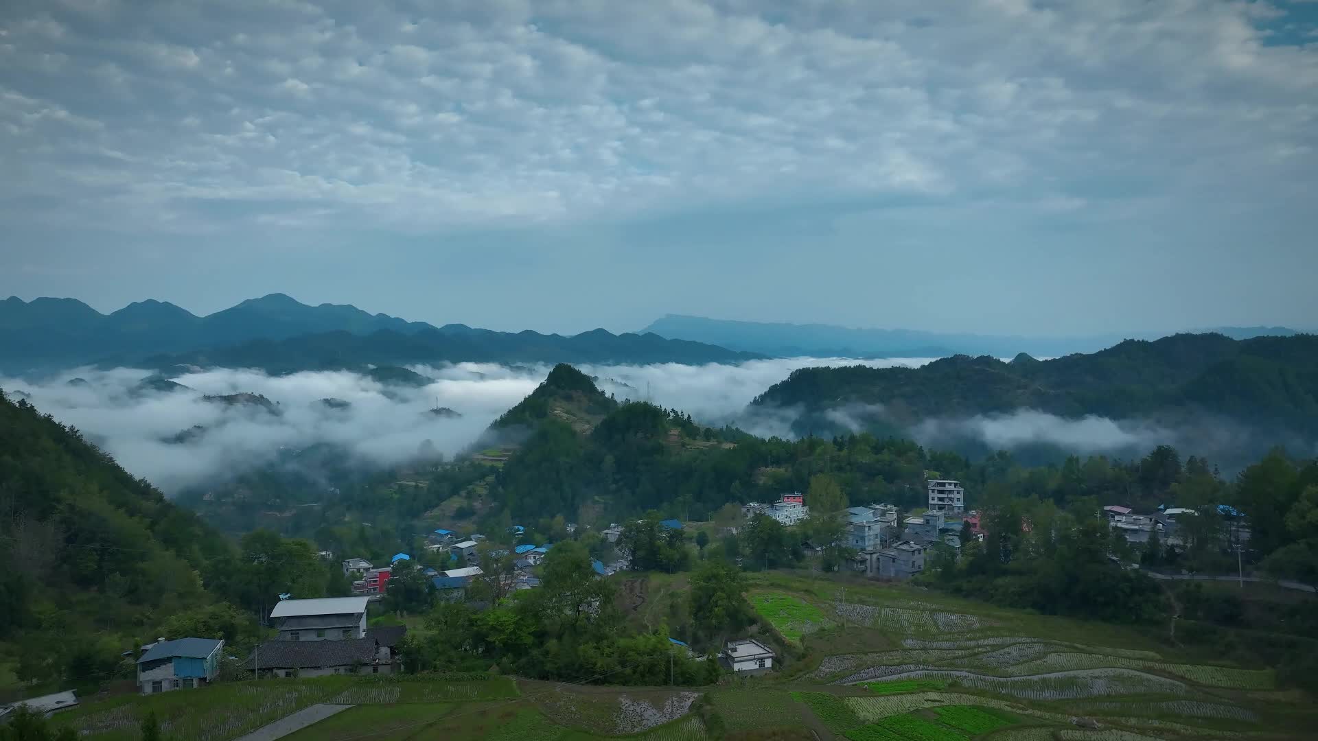 重庆酉阳村落清晨特色秋雾4K高清实拍视频的预览图