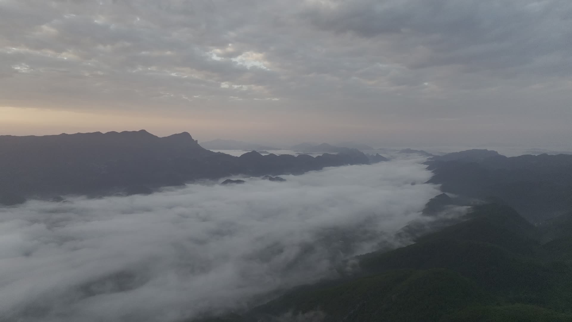 武陵山区秋天日出4K超清实拍视频的预览图