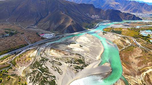 航拍青藏高原西藏秋季绿色拉萨河视频的预览图