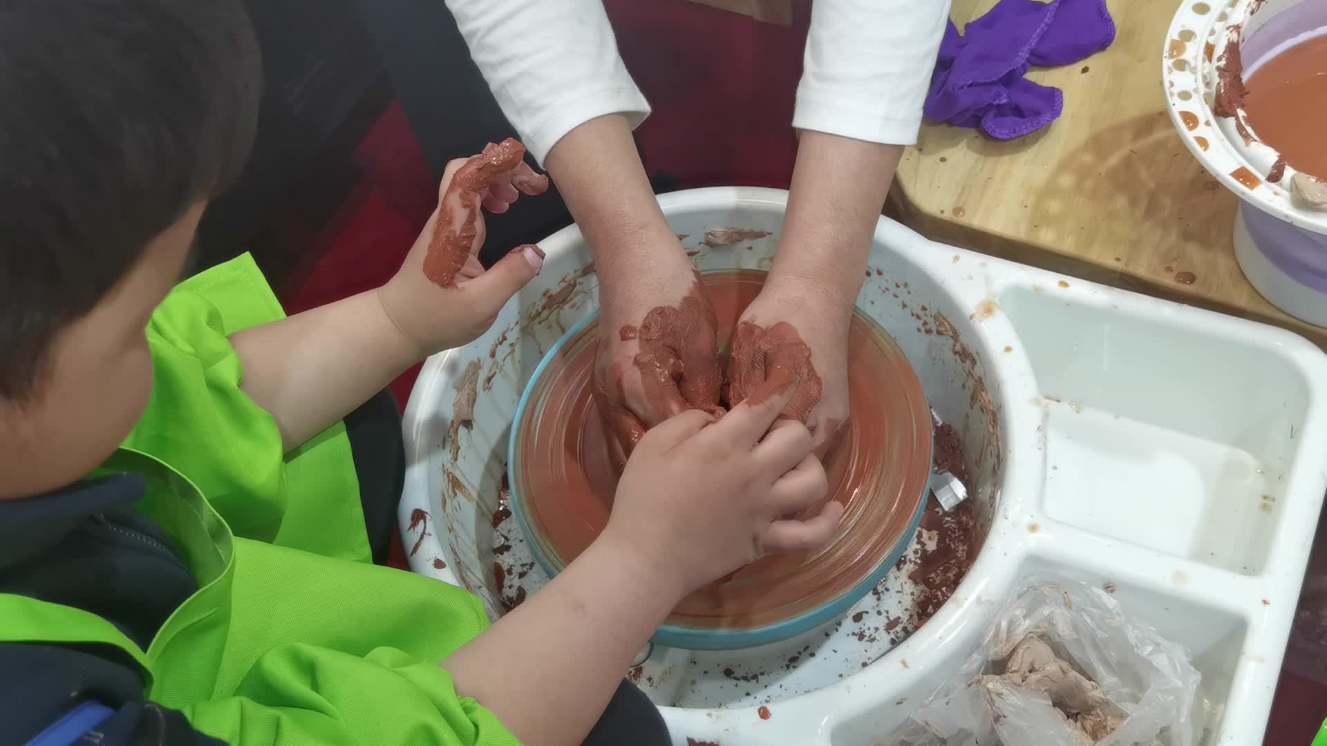 儿童体验学习手工制陶视频的预览图
