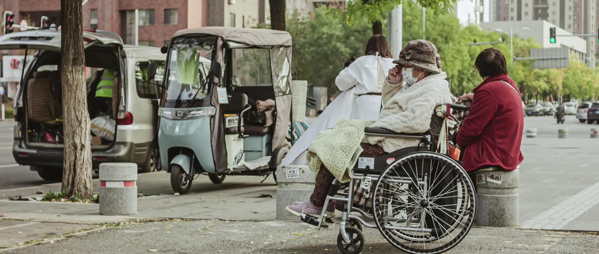街边理发老人老年轮椅关爱视频的预览图
