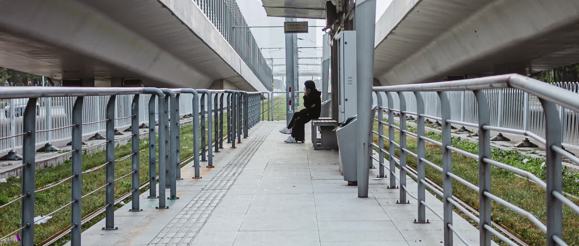 城市轻轨车站轨道交通等车候车孤独视频的预览图