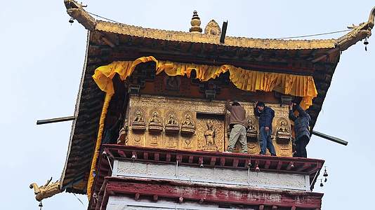 航拍西藏洛扎色乡色卡古托寺转经道视频的预览图