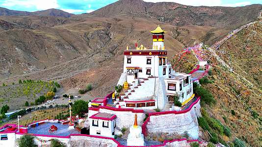 航拍西藏山南宫殿吐蕃雍布拉康视频的预览图